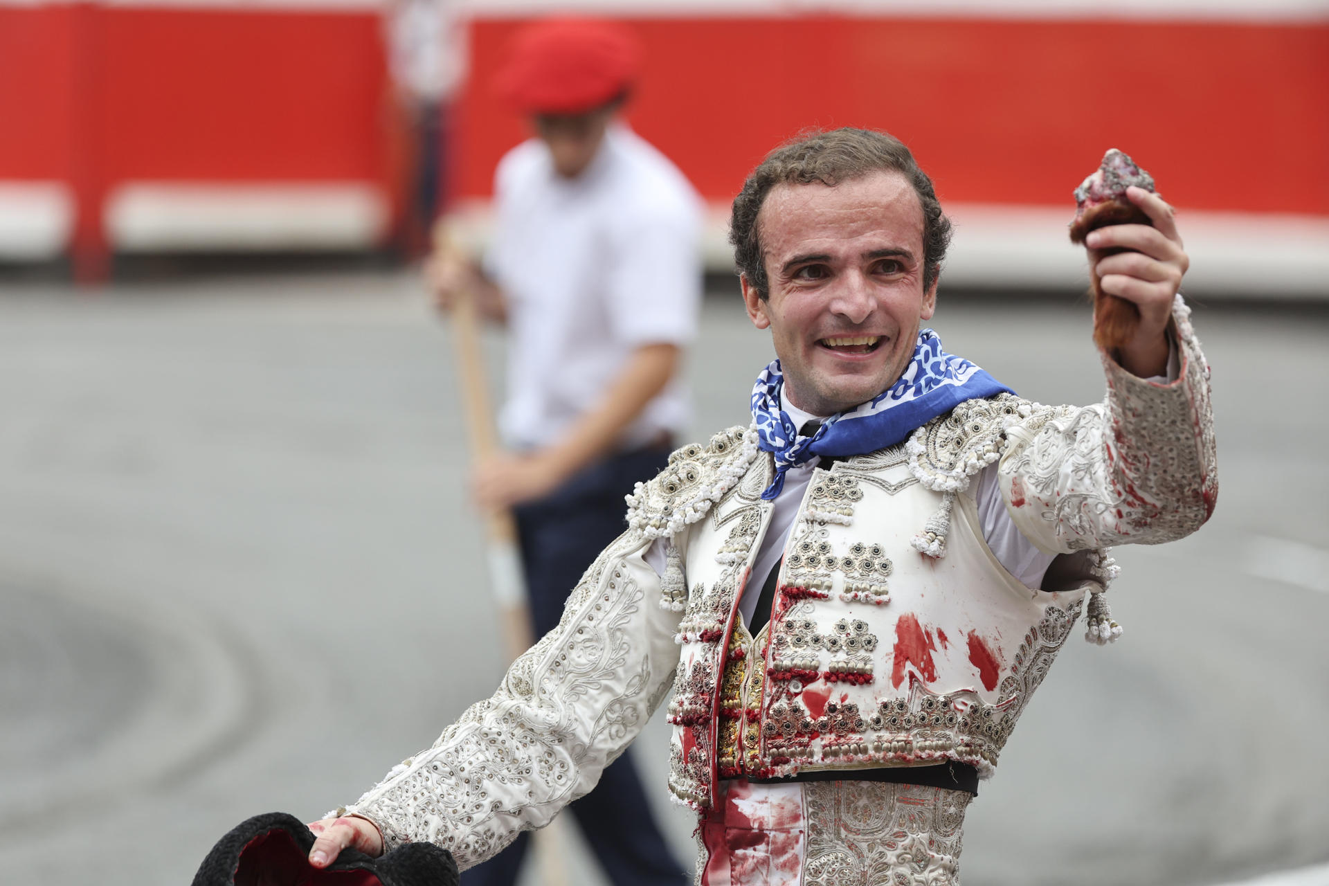 El diestro Daniel Castaño tras cortar la oreja a uno de sus astados durante el festejo taurino de la Semana Grande de Bilbao este martes. EFE/ Luis Tejido