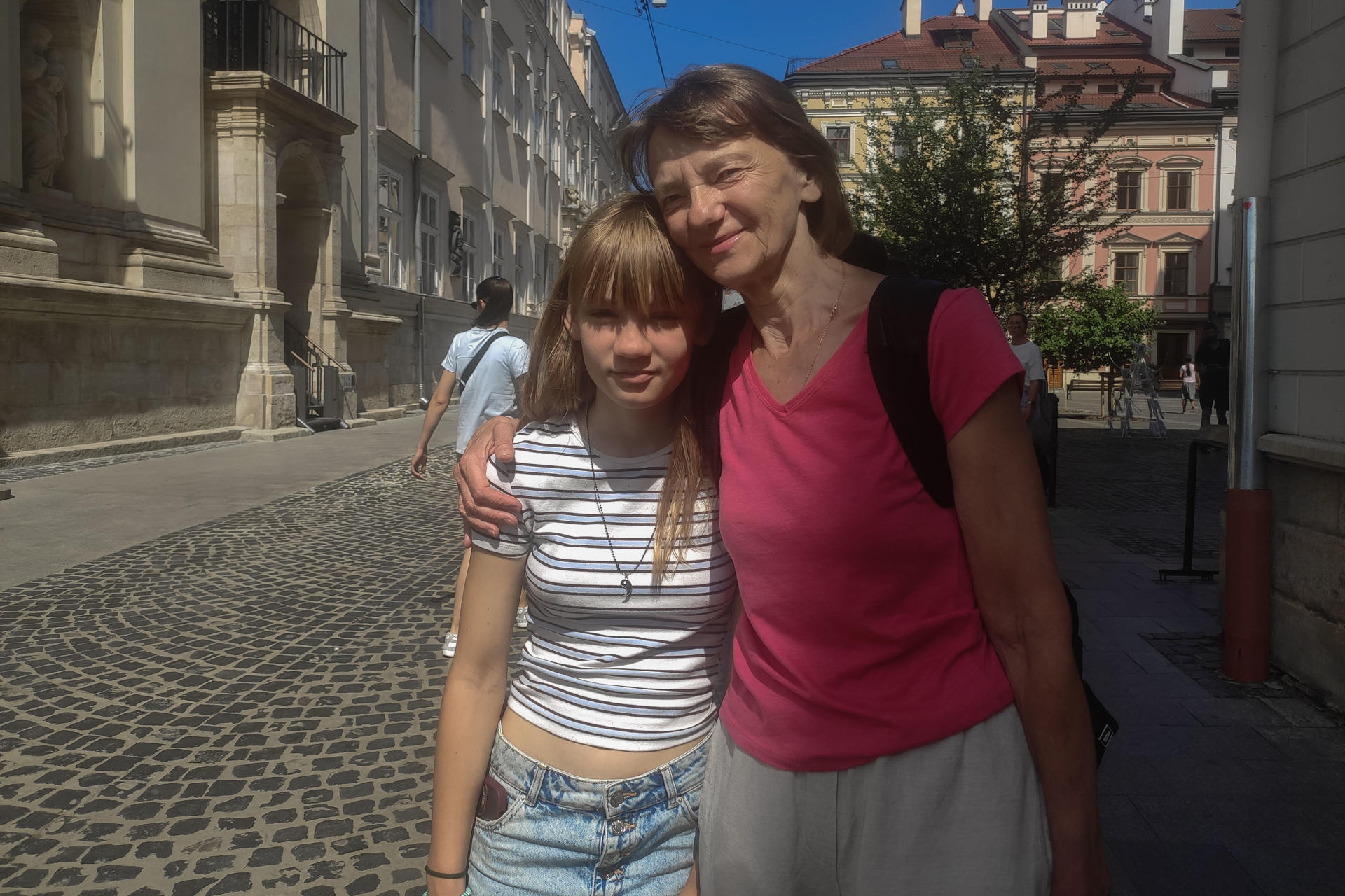 Olena Stashenko, de 68 años, y su sobrina, Lana-Sofia, antes de regresar a su casa en Mykolaiv este jueves, en Leópolis (Ucrania). Los ucranianos se muestran escépticos ante la próxima reunión entre el presidente estadounidense, Donald Trump, y el líder ruso Vladímir Putin, que tendrá lugar el viernes en Alaska (EE.UU), y expresan pocas esperanzas de que la cita dé lugar a una postura más firme de Estados Unidos frente a Rudia o de que contribuya a poner fin a la guerra. "Me gustaría ver por fin a Trump actuar con dureza hacia Putin y mostrar claramente que está del lado de Ucrania, proporcionando fuertes garantías de seguridad", dijo Olia Krivitska, una traductora de 36 años que recientemente regresó a la ciudad occidental de Leópolis desde Mykolaiv, donde ayudó a reconstruir casas destruidas y fue testigo de la devastación causada por los bombardeos rusos. EFE/ Rostyslav Averchuk

