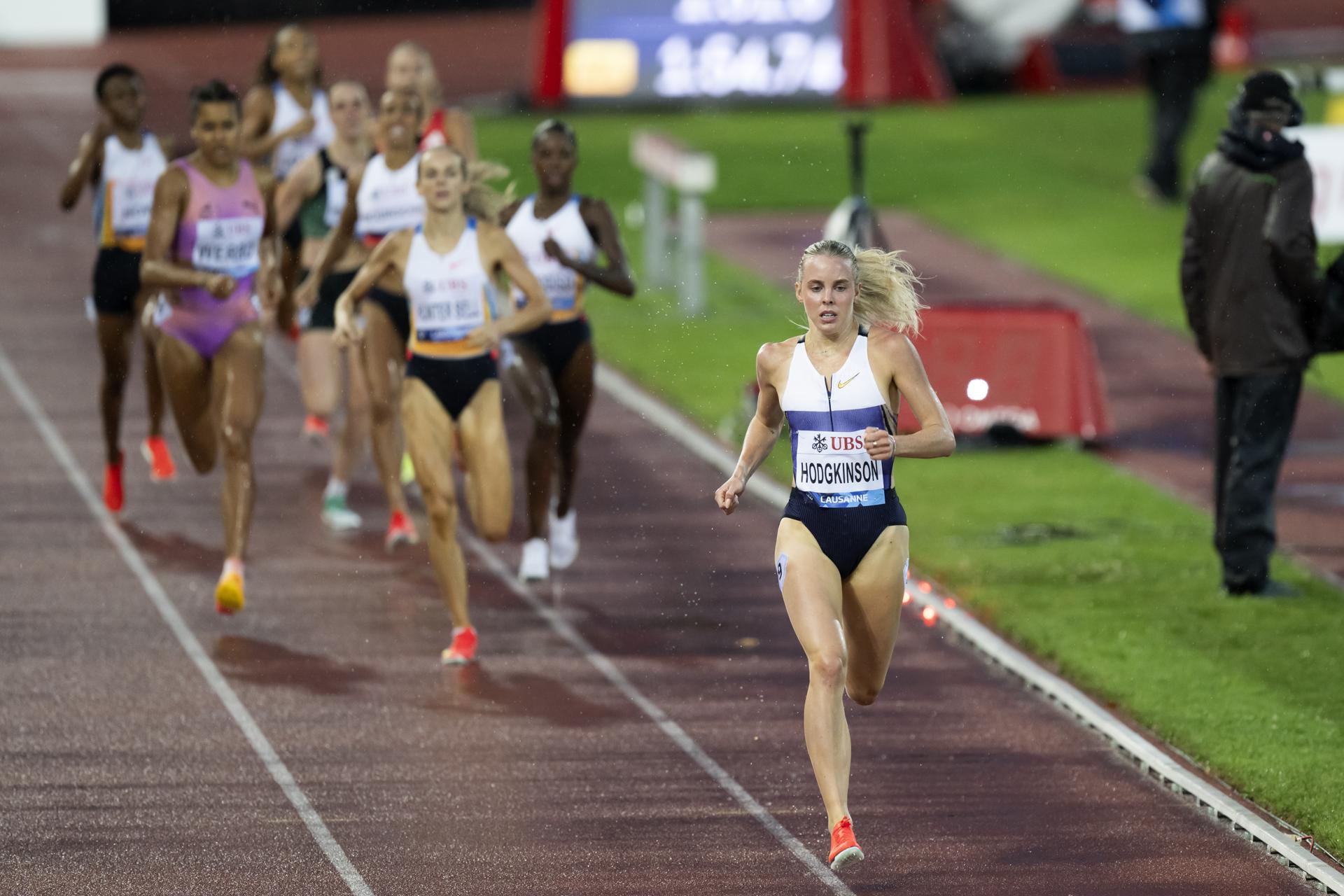 La britaánica Keely Hodgkinson compite en la prueba de los 800 metros femeninos en la 50 edición de la Diamond League Athletissima athletics en Lausana, Suiza. EFE/EPA/LAURENT GILLIERON
