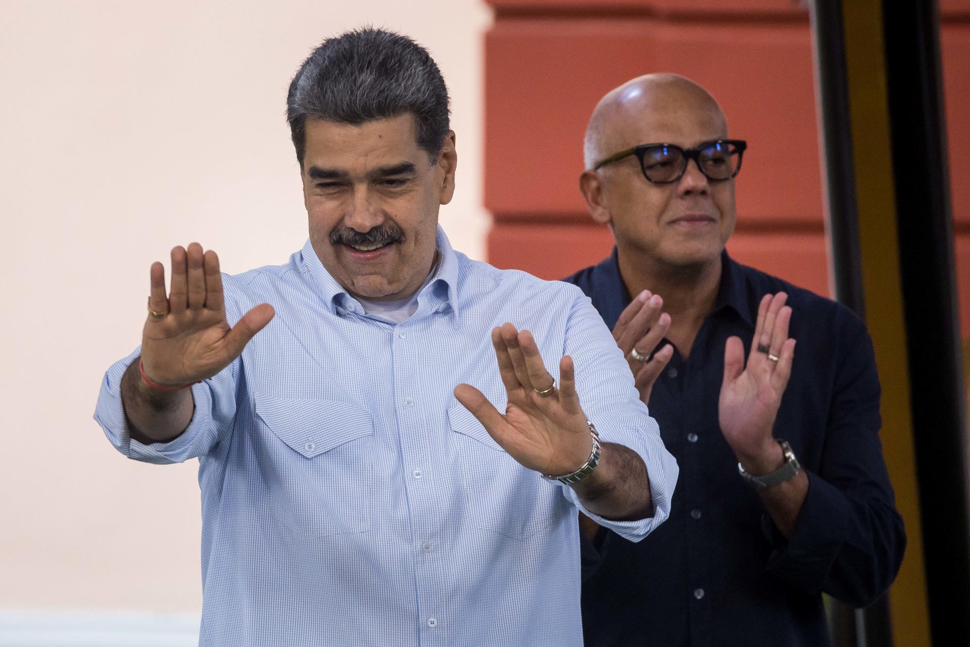 Fotografía de archivo del presidente de Venezuela, Nicolás Maduro (izq), en el Palacio de Miraflores en Caracas (Venezuela). EFE/ Miguel Gutiérrez