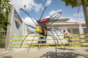 Fotografía del 23 de agosto del 2025 de una escultura de un insecto en Maracaibo (Venezuela). EFE/ Henry Chirinos