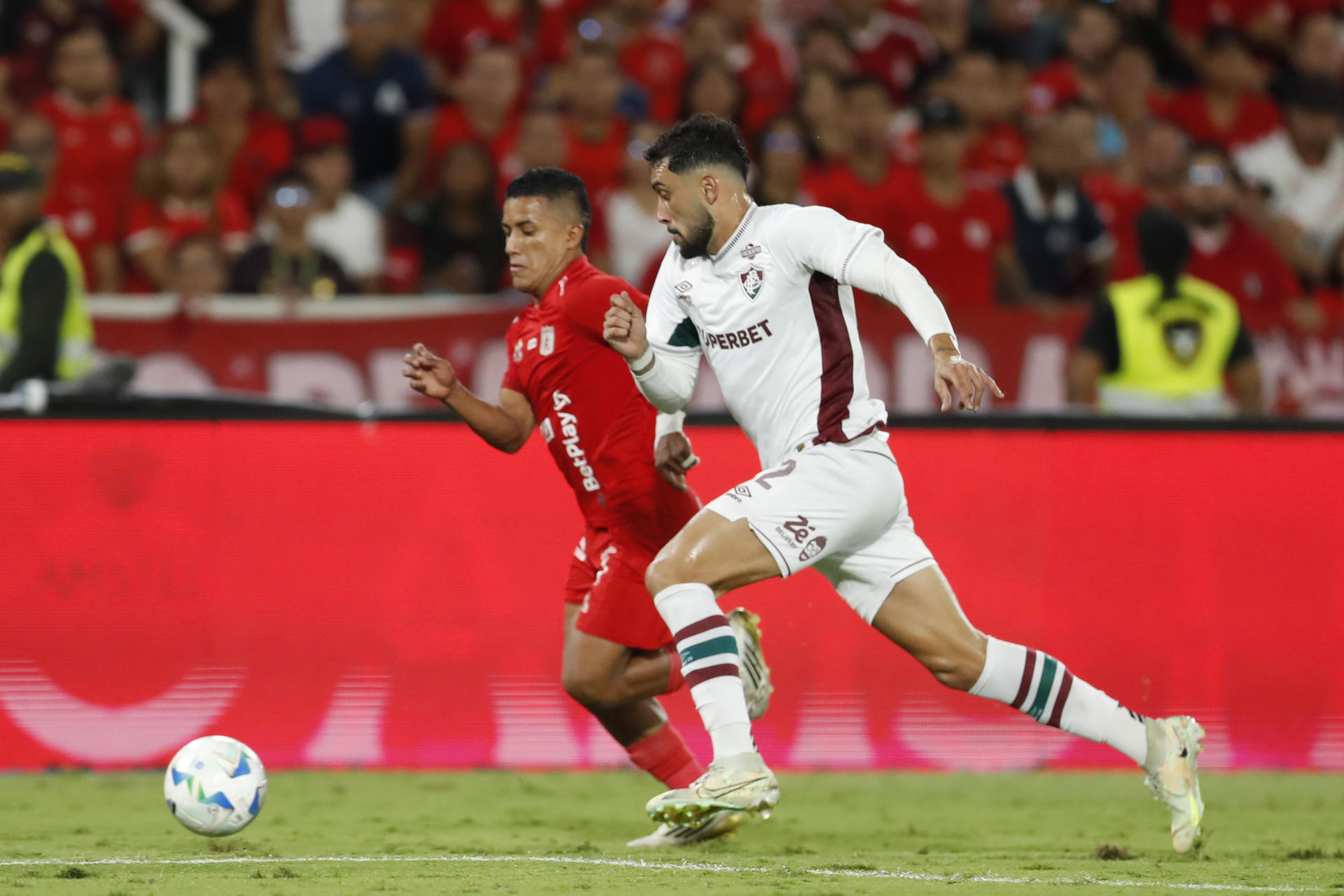 AMDEP131. CALI (COLOMBIA), 12/08/2025.- Cristian Barrios (i) de América de Cali disputa el balón con Juan Pablo Freytes de Fluminense este martes, durante un partido de octavos de final de la Copa Sudamericana entre América de Cali y Fluminense en el estadio Pascual Guerrero de Cali (Colombia). EFE/ Ernesto Guzmán
