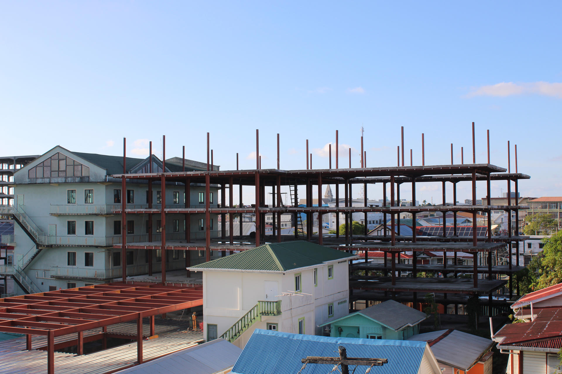 Fotografía de edificios en construcción en Georgetown (Guyana). EFE/ Nazima Raghubir