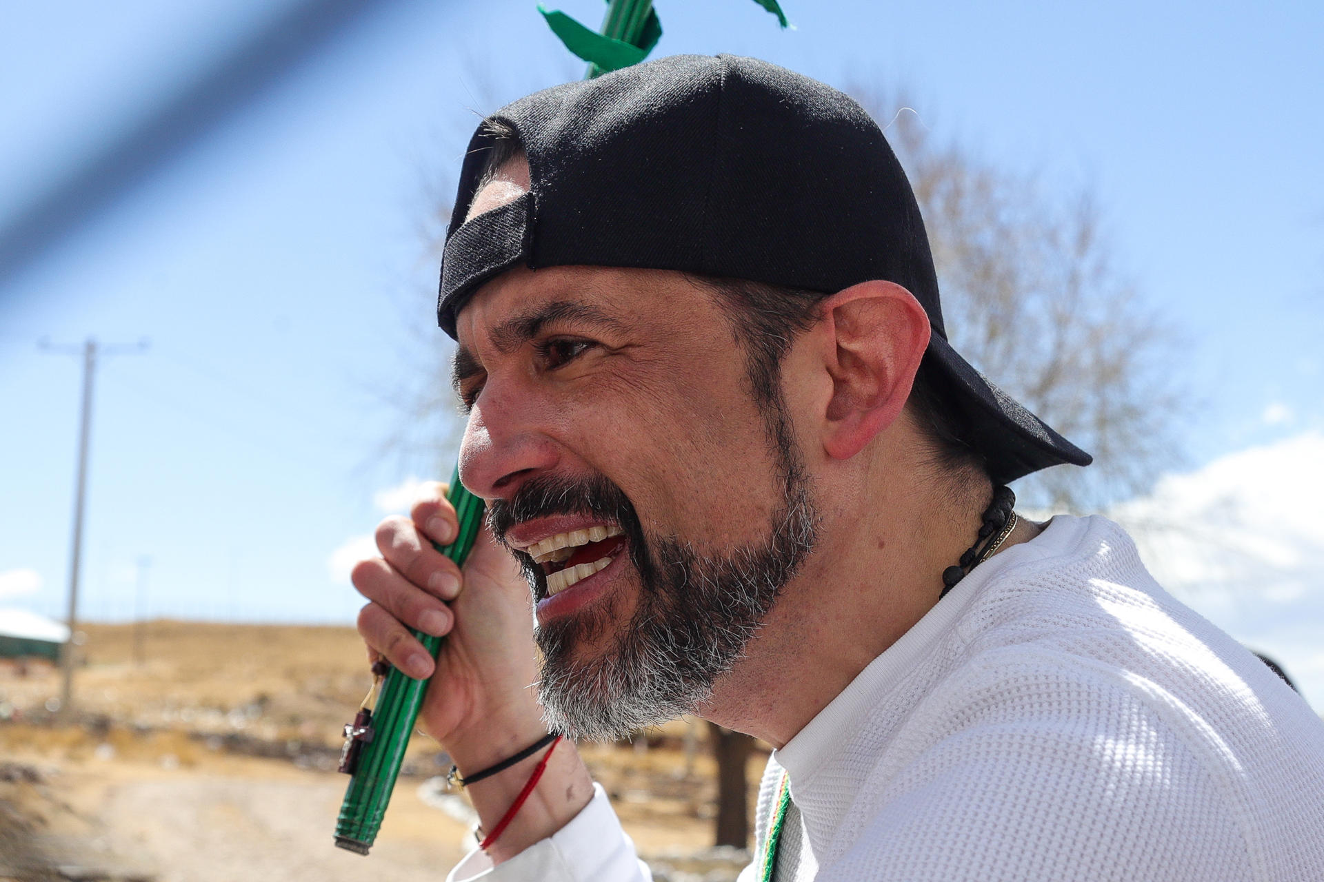El líder opositor y gobernador suspendido de Santa Cruz, Luis Fernando Camacho, reacciona al salir de la cárcel de Chonchocoro este viernes, en Viacha (Bolivia). EFE/ Gabriel Márquez