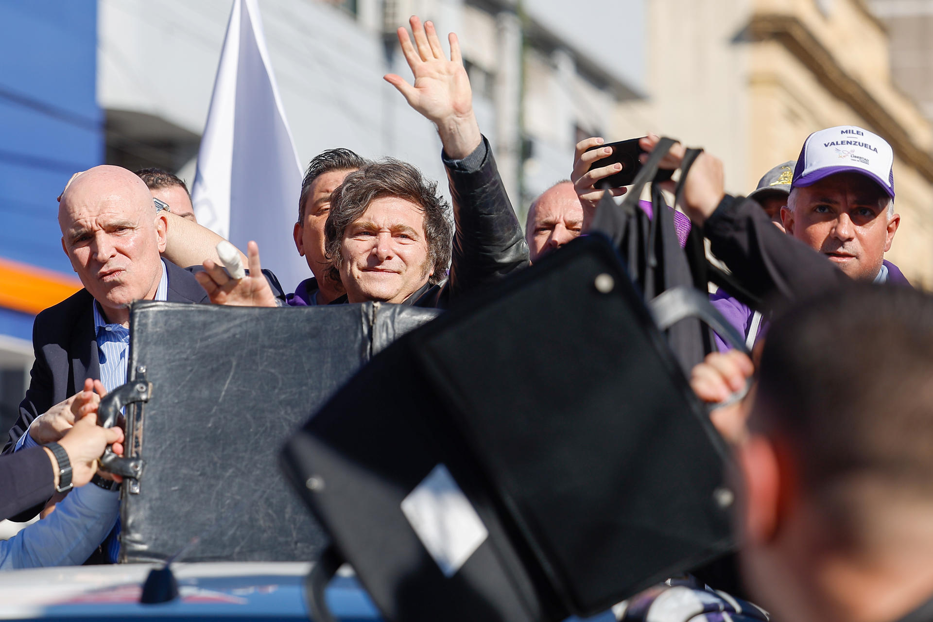 Fotografía del 27 de agosto de 2025 del presidente de Argentina, Javier Milei, durante un acto de campaña electoral, en Lomas de Zamora (Argentina). EFE/ Juan Ignacio Roncoroni