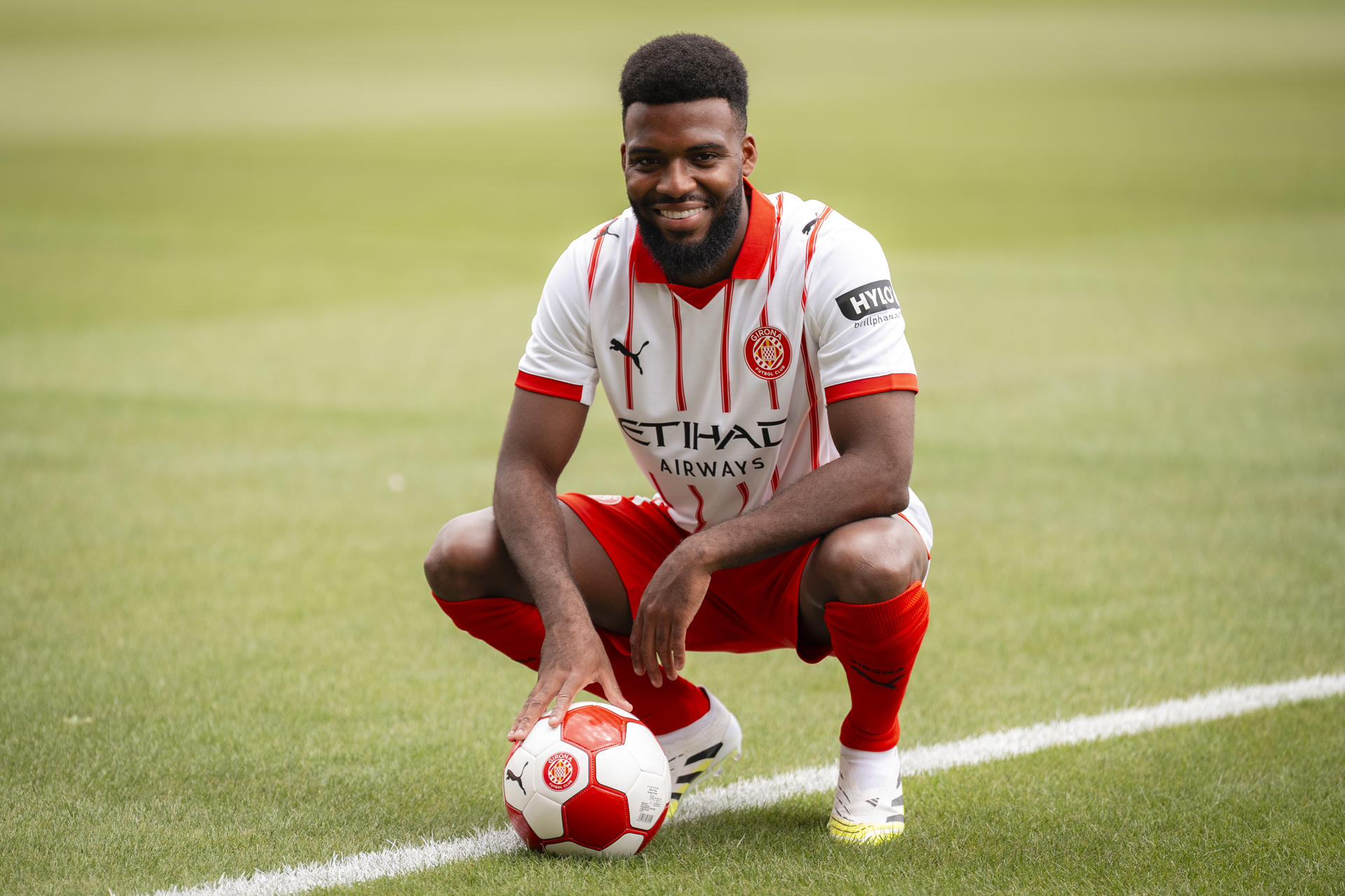 El centrocampista francés Thomas Lemar ha sido presentado este mediodía en el Estadio de Montilivi como nuevo jugador del Girona FC. EFE/David Borrat.