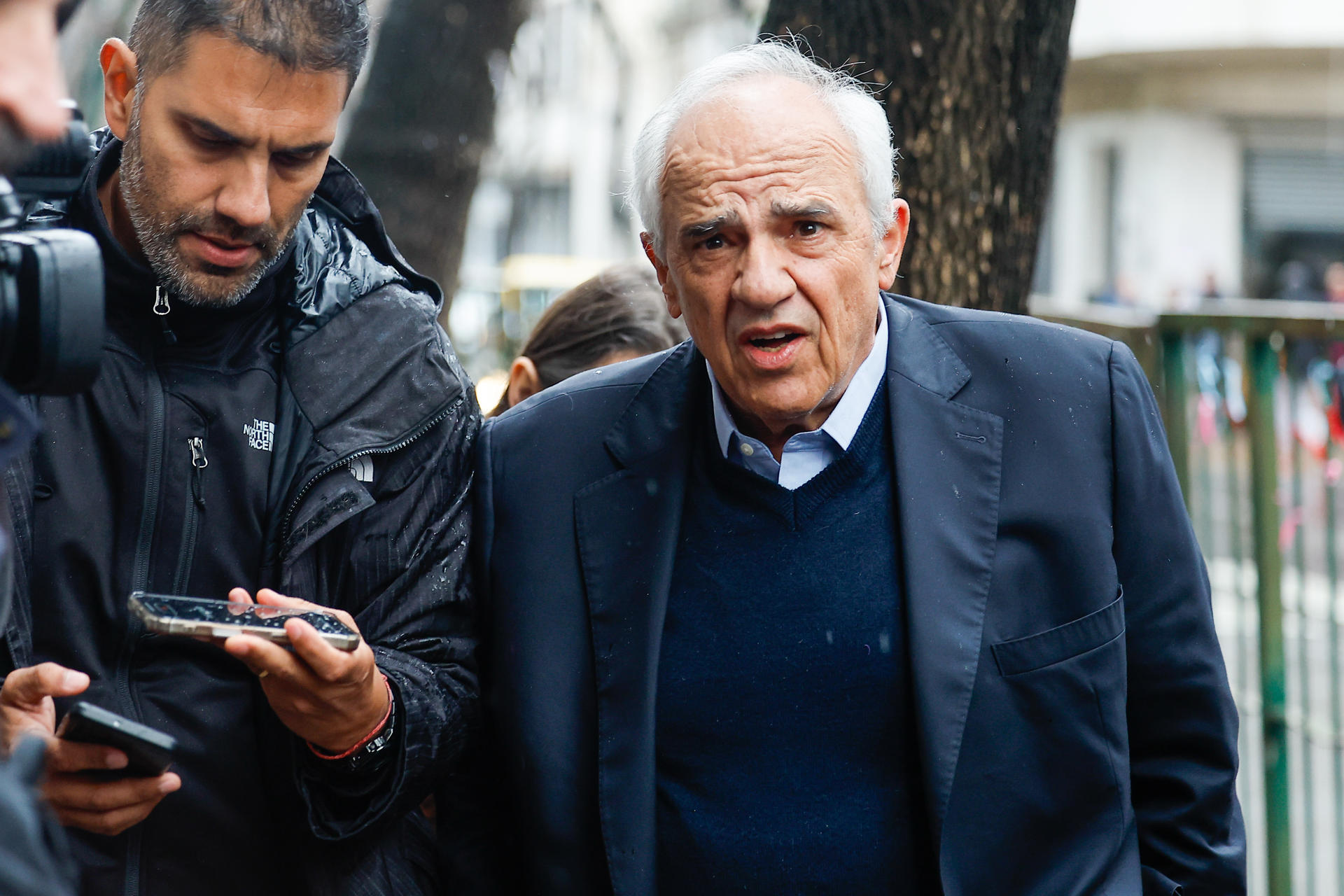 El expresidente de Colombia Ernesto Samper (1994-1998) llega a visitar a la expresidenta de Argentina Cristina Fernández este viernes, en Buenos Aires (Argentina). EFE/ Juan Ignacio Roncoroni