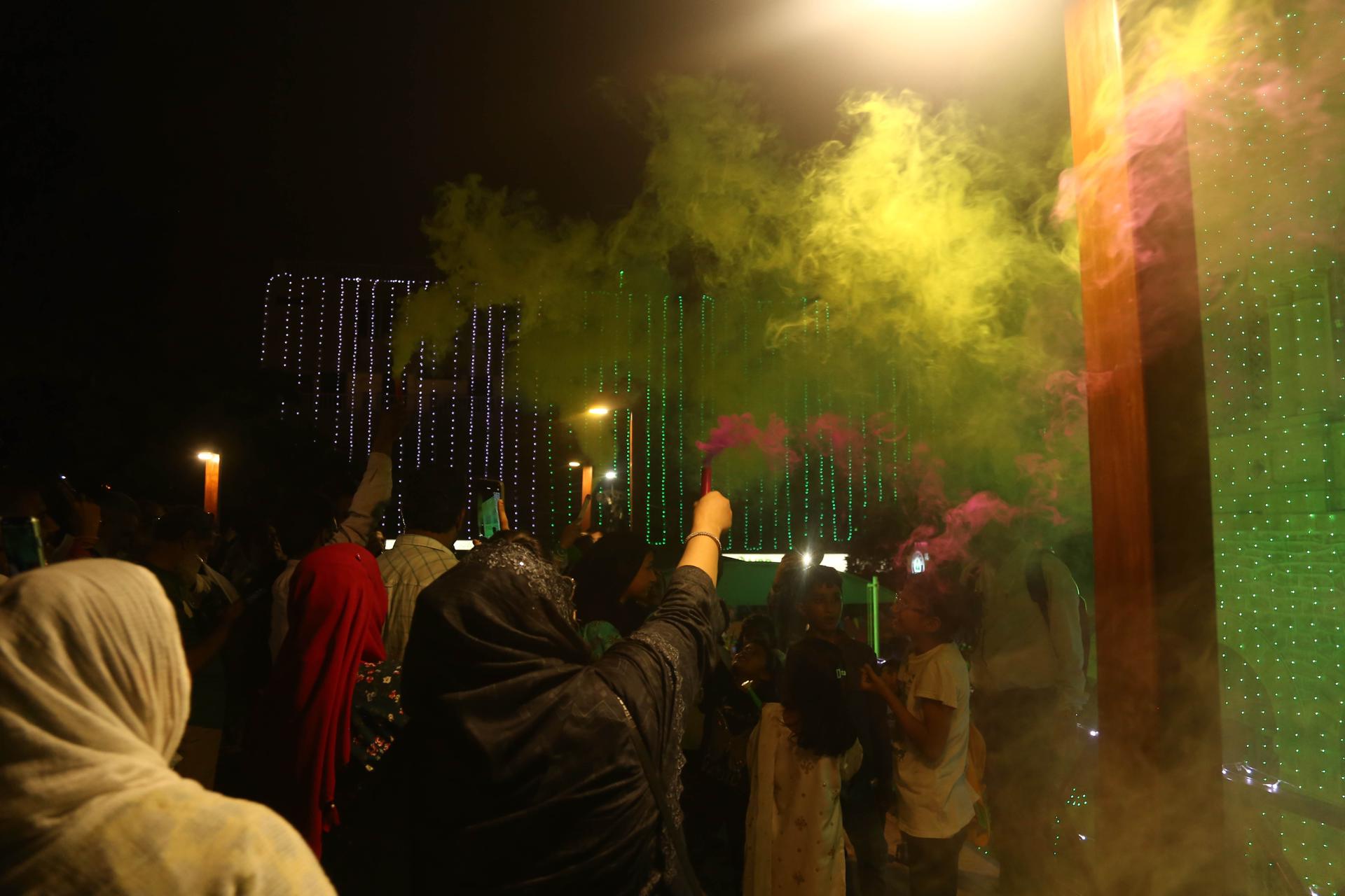Los paquistaníes disparan fuegos artificiales durante las celebraciones del Día de la Independencia en Karachi, Pakistán, el 14 de agosto de 2025. 
EFE/EPA/REHAN KHAN
//////////
KARACHI (Pakistan), 14/08/2025.- People light fireworks during Independence Day celebrations, in Karachi, Pakistan, 14 August 2025. Pakistan is celebrating its 78th Independence Day on 14 August since it became a sovereign state in 1947. EFE/EPA/REHAN KHAN