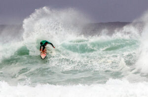 Un surfista en la playa de Valdoviño (A Coruña) este jueves. EFE/ Kiko Delgado