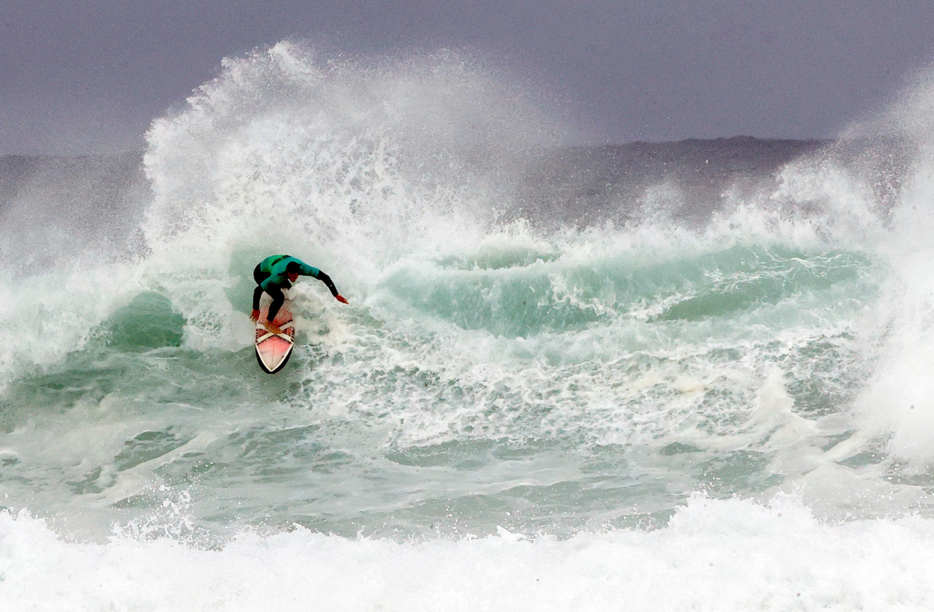 Un surfista en la playa de Valdoviño (A Coruña) este jueves. EFE/ Kiko Delgado