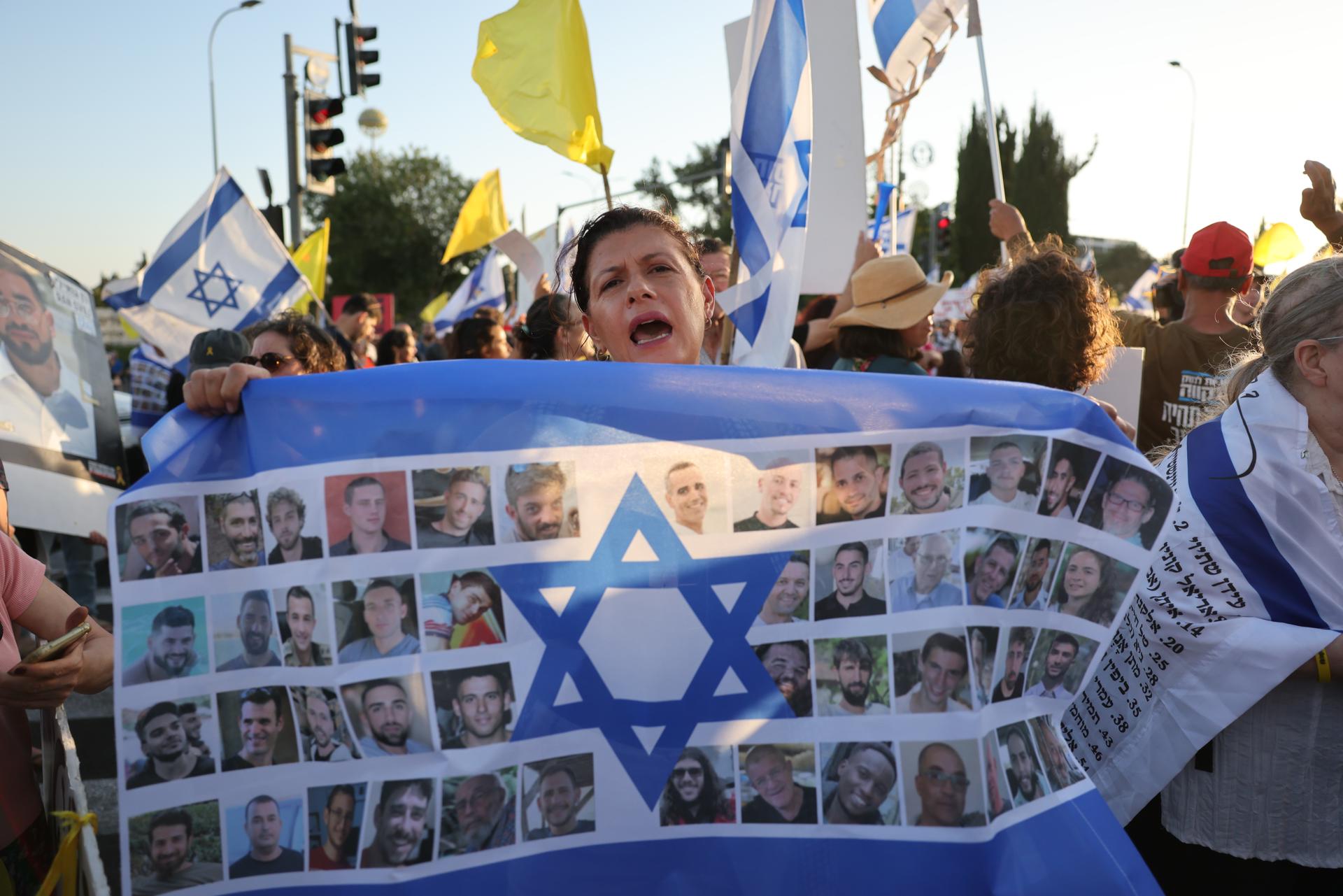 Familiares y partidarios de los rehenes israelíes retenidos por Hamás en Gaza protestan frente a la oficina del Primer Ministro israelí durante una sesión del gabinete de seguridad, para exigir la liberación inmediata de los rehenes y el fin de la guerra, en Jerusalén, el 7 de agosto de 2025. (Protestas, Jerusalén) EFE/EPA/ABIR SULTAN
