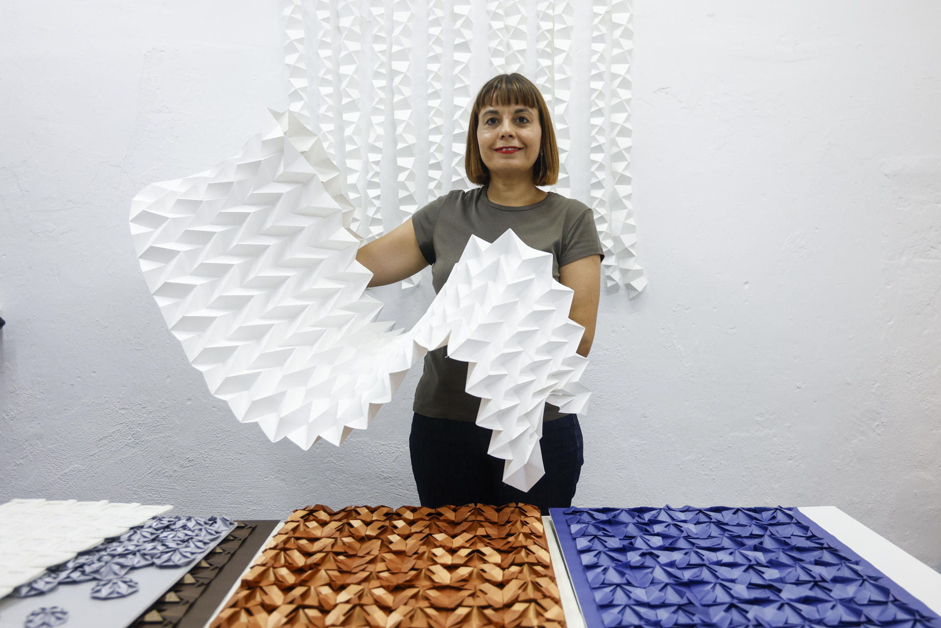 El origami o papiroflexia va mucho más allá del avión de papel que construyen los niños cuando se aburren en clase, ya que hoy en día se aplica esta técnica centenaria en campos como la biomedicina, la arquitectura o la investigación aeroespacial, tal y como explica a EFE Estela Moreno, fundadora del estudio creativo Cartoncita (en la imagen).EFE/ Quique García