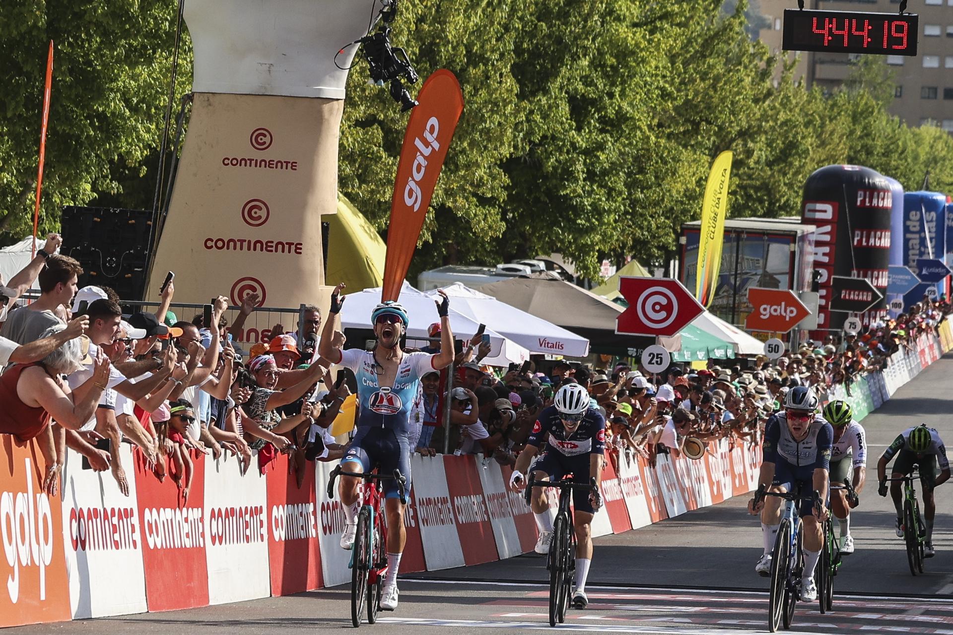 Hugo Nunes (Credibom/La Aluminios/Marcos Car) gana la tercera etapa de la Volta a Portugal. EFE/EPA/TIAGO PETINGA