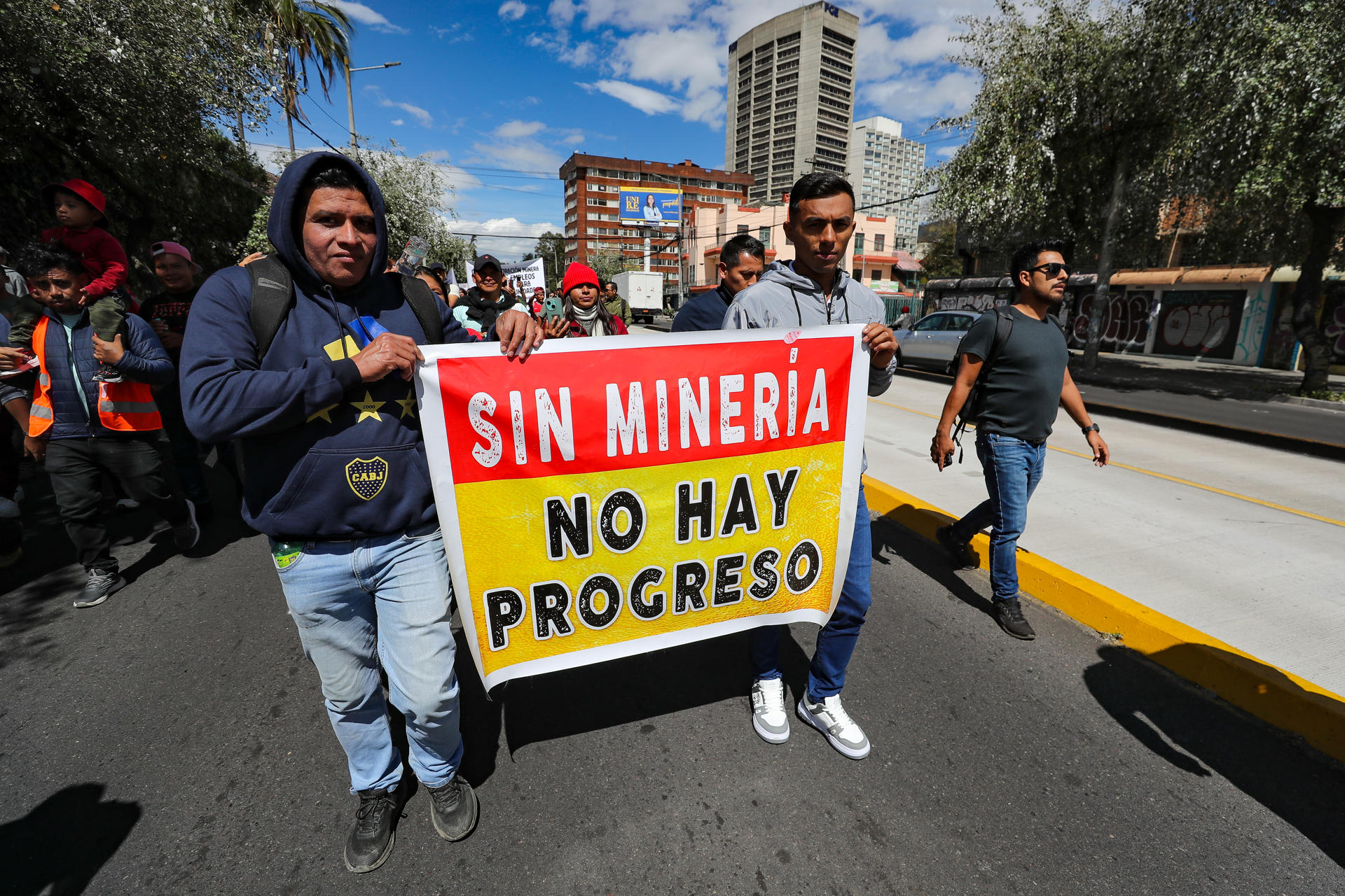 Decenas de personas fueron captadas este miércoles, 6 de agosto, al protestar durante una marcha convocada por la Unión de Cámaras y Gremios Mineros de Ecuador, en la ciudad de Quito (Ecuador). EFE/José Jácome