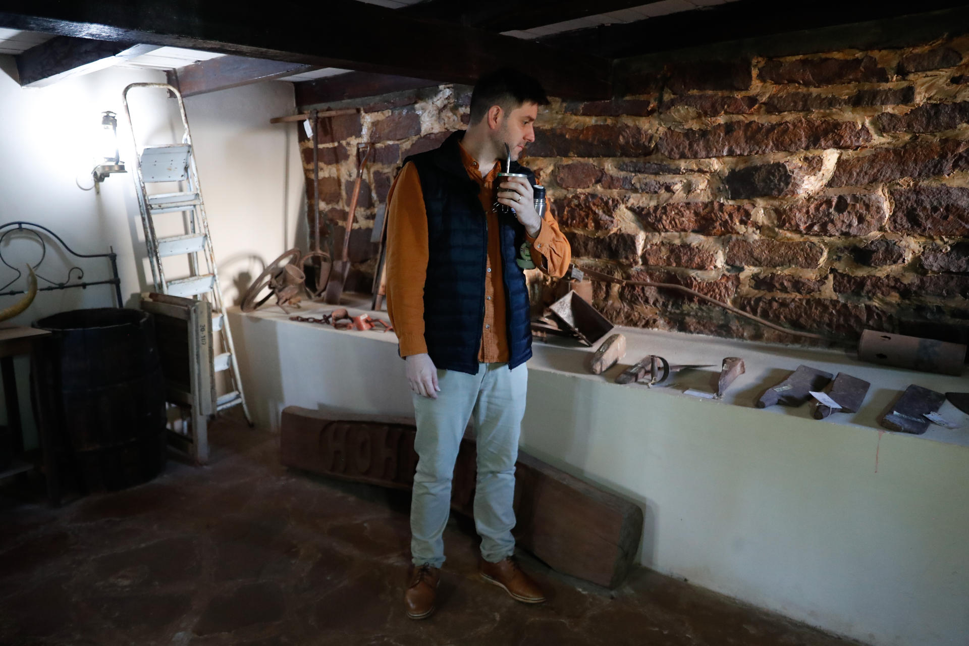 El director de Cultura y Turismo de Hohenau, Victor Krüger, recorre el Centro Histórico Cultural Edwin Krug, el 28 de agosto de 2025 en Hohenau (Paraguay). EFE/Juan Pablo Pino