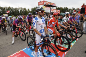 Ciclistas preparados en la línea de salida de la segunda etapa de la Vuelta a España que discurre este domingo por carreteras italianas con un trazado de 157 kilómetros entre Alba y Limone Piemonte, donde se producirá el primer final en alto de la carrera. EFE/ Javier Lizón