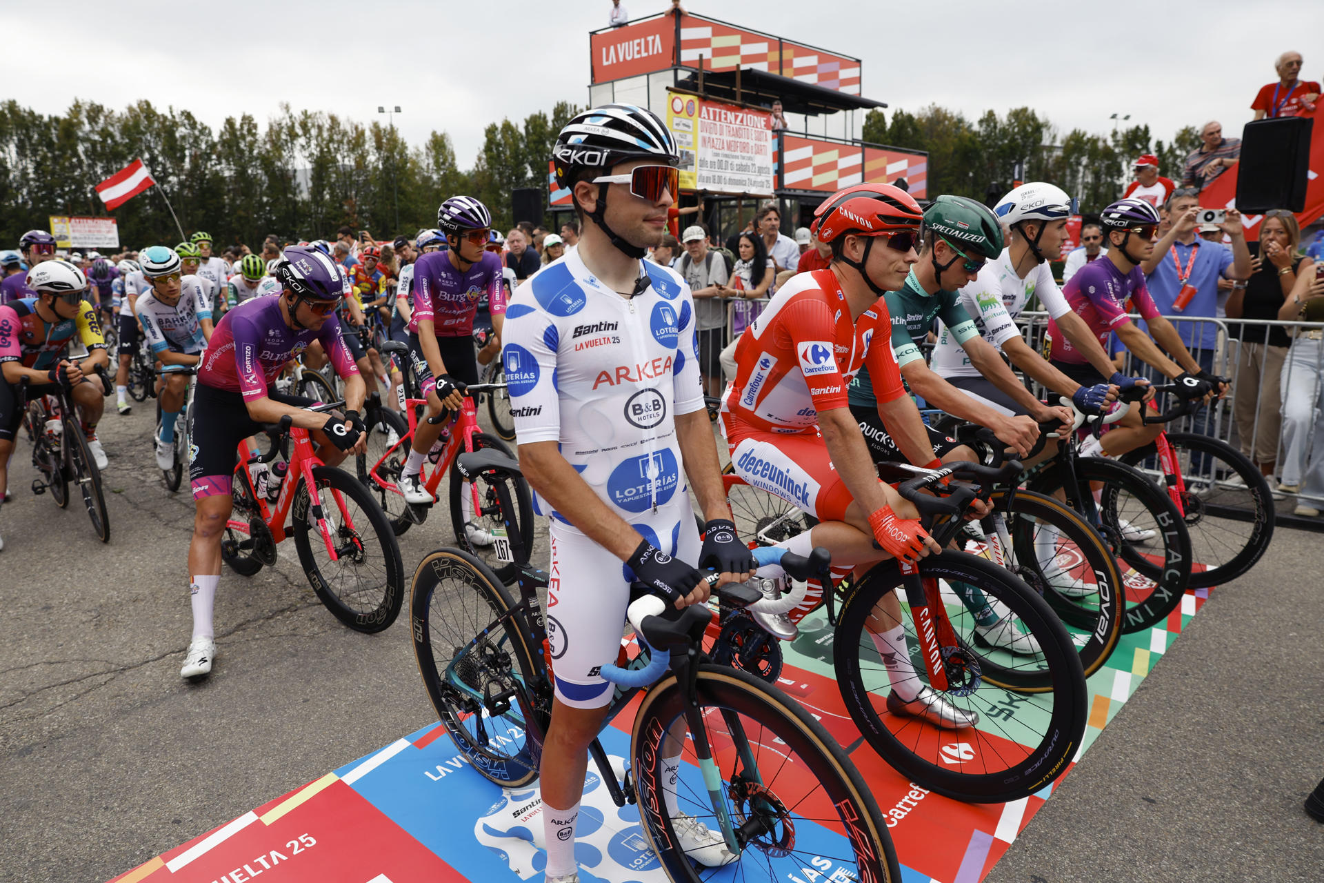 Ciclistas preparados en la línea de salida de la segunda etapa de la Vuelta a España que discurre este domingo por carreteras italianas con un trazado de 157 kilómetros entre Alba y Limone Piemonte, donde se producirá el primer final en alto de la carrera. EFE/ Javier Lizón