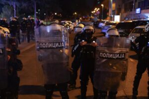 La policía antidisturbios monta guardia durante una protesta antigubernamental en Belgrado, Serbia, 16 de agosto de 2025. 
EFE/EPA/ANDREJ CUKIC
