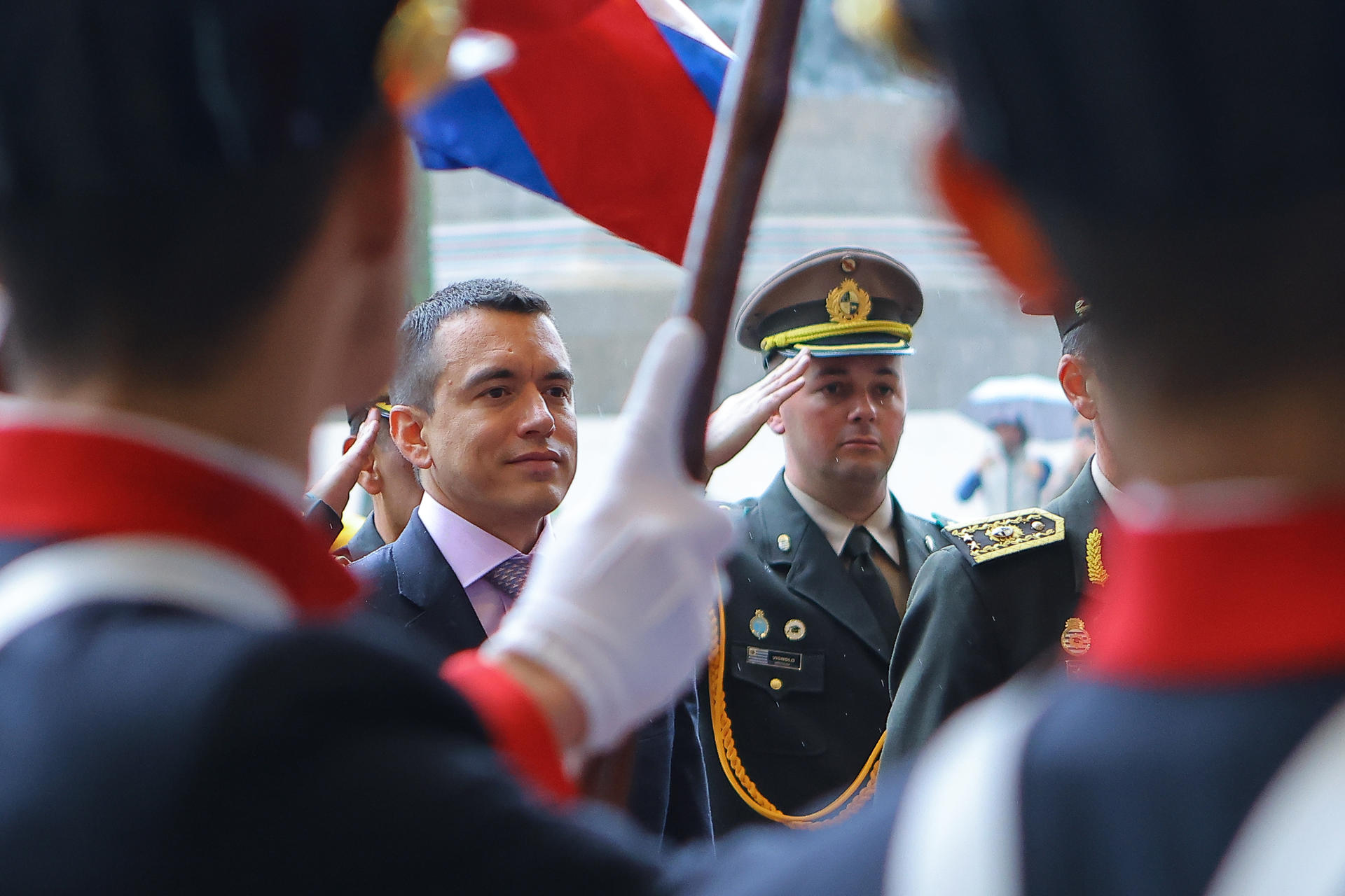 El presidente de Ecuador, Daniel Noboa, es recibido previo a una reunión con su homólogo de Uruguay, Yamandú Orsi, este martes, en la sede del Poder Ejecutivo en Montevideo (Uruguay). EFE/ Gaston Britos
