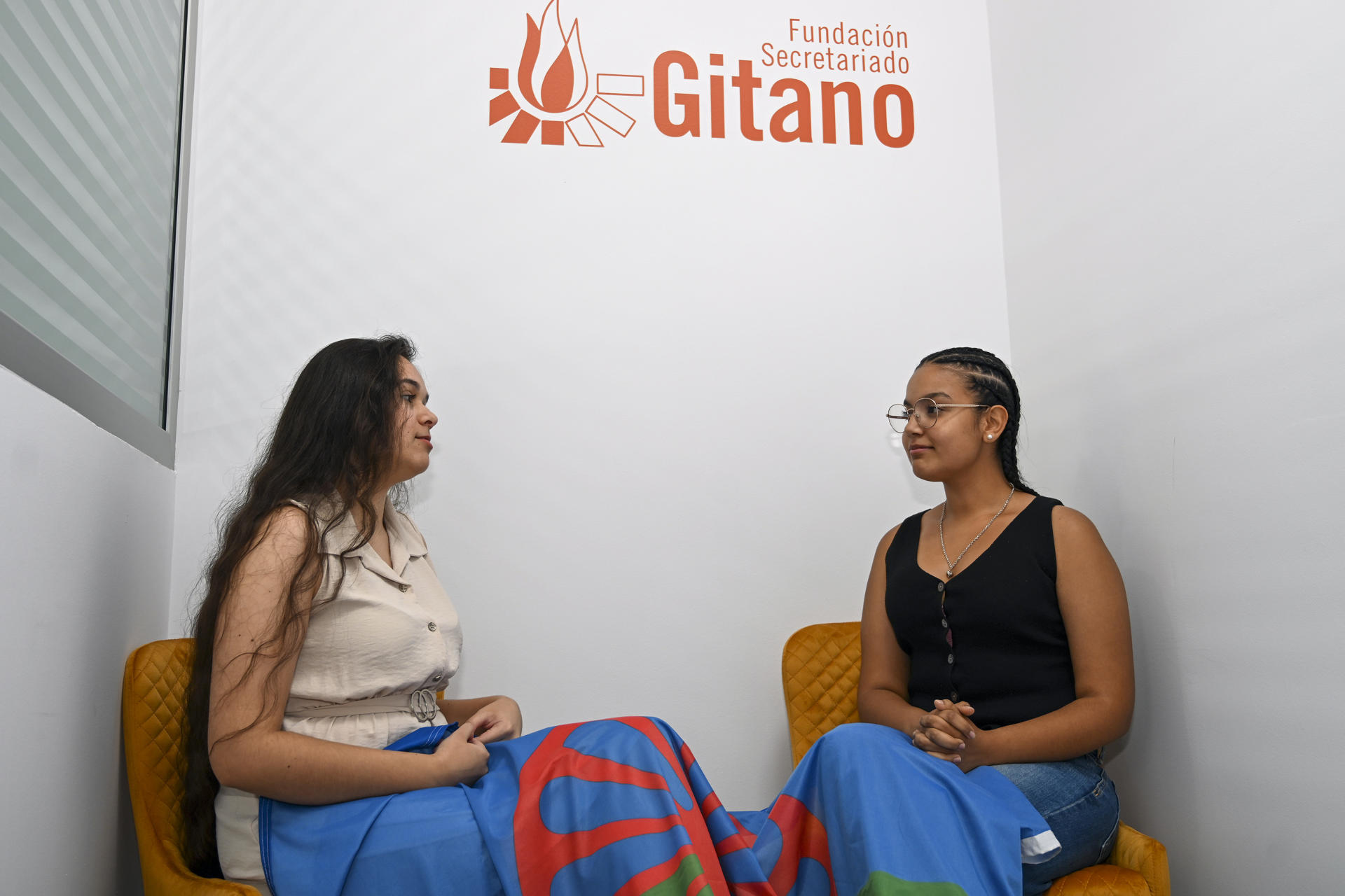 Son mujeres, son jóvenes y gitanas y han decidido ir a la universidad. Desde Palencia, Ester (d) y Belén (i) desafían las estadísticas y los estigmas asistiendo a clase, aprobando exámenes y tirando de orgullo cada vez que alguien se sorprende al descubrir que pertenecen al pueblo gitano. Cuando lo digo, me miran y me sueltan: ¡Ah!, pero tu no eres como las demás gitanas, no pareces gitana, explica a EFE Ester Dual Gabarri. Habla con serenidad, aunque detrás lleve una mochila de prejuicios que ha aprendido a cargar desde pequeña, pegada a la bolsa en la que lleva los libros y que luce orgullosa la bandera romaní. EFE/ Almudena Álvarez