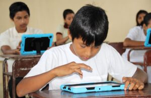 AME2404. ALTO MANDURO (ECUADOR), 04/12/2021.- Niños ecuatorianos del colegio Andrés Mamallacta, estudian con las tabletas entregadas por la empresa Hispasat, el 30 de noviembre de 2021 en Alto Manduro, Orellana, en la Amazonía (Ecuador). Medio millar de menores de la Amazonía ecuatoriana tendrán acceso por primera vez a internet, y a dispositivos que nunca antes habían visto, gracias a un proyecto piloto de la empresa española Hispasat que ofrece conectividad por satélite a las zonas más recónditas y distantes del país andino. EFE/Elías L. Benarroch[PARA MAÑANA SÁBADO]
