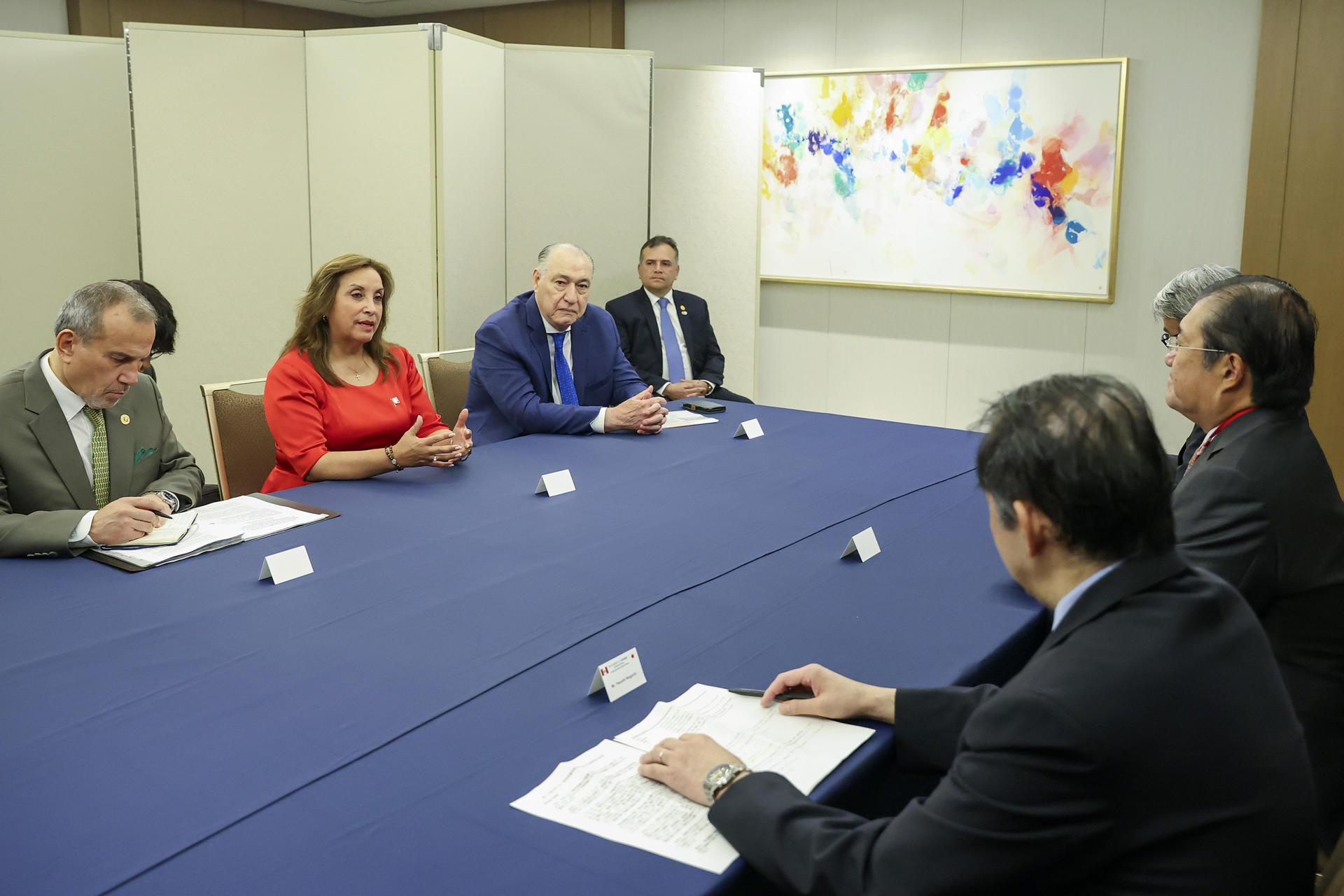 Fotografía cedida por la Presidencia de Perú de su mandataria, Dilma Boluarte (2-i), durante una reunión con empresarios japoneses este miércoles, en Tokio (Japón). EFE/ Presidencia de Perú