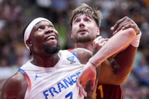 El alero de la selección española de baloncesto Juancho Hernangómez (d) lucha con Guerschon Yabusele, de la selección francesa, durante el partido amistoso preparatorio para el Eurobasket 2025 que los combinados nacionales de España y Francia juegan hoy Jueves en Badalona. EFE/ Enric Fontcuberta.