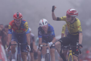 El ciclista danés Jonas Vingegaard (Visma-Lease a Bike) celebra su victoria en la segunda etapa de la Vuelta a España que ha discurrido este domingo por carreteras italianas con un trazado de 157 kilómetros entre Alba y Limone Piemonte, y donde se ha producido el primer final en alto de la carrera. EFE/ Javier Lizón