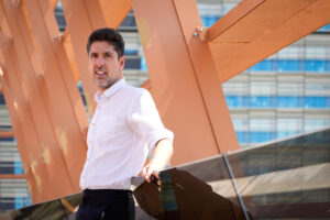 El portavoz de Comuns en el Parlamento de Cataluña, David Cid, explica en una entrevista con la Agencia EFE cómo afronta su partido la negociación con el Govern de Salvador Illa de cara a la aprobación de los presupuestos de la Generalitat para 2026. EFE/Enric Fontcuberta