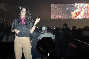 Fotografía del 10 de agosto de 2025 que muestra a Zoé Marie Rodríguez, con discapacidad auditiva, durante un concierto en el Coliseo de Puerto Rico, en San Juan (Puerto Rico). EFE/ Esther Alaejos