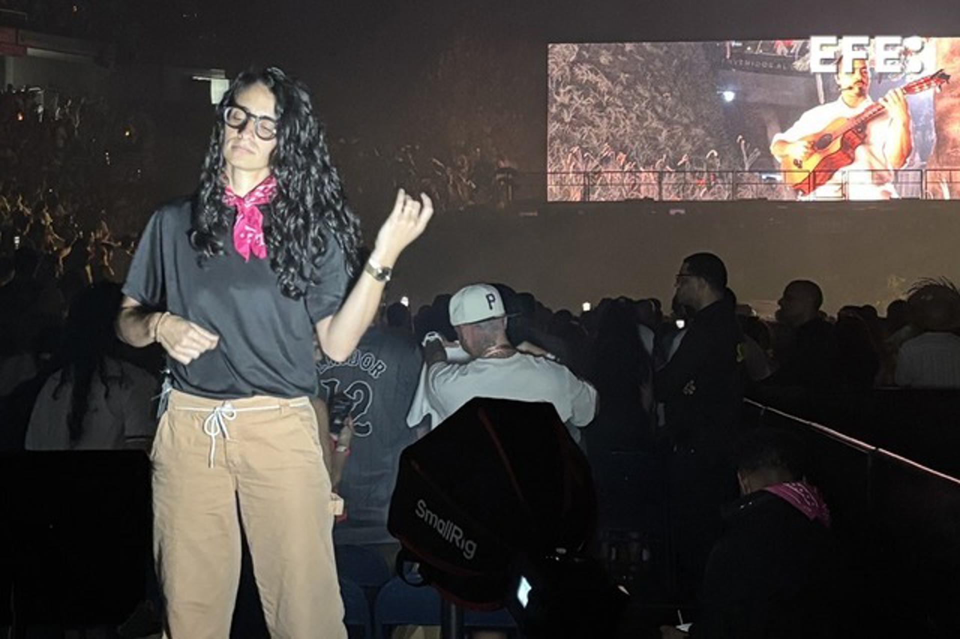 Fotografía del 10 de agosto de 2025 que muestra a Zoé Marie Rodríguez, con discapacidad auditiva, durante un concierto en el Coliseo de Puerto Rico, en San Juan (Puerto Rico). EFE/ Esther Alaejos