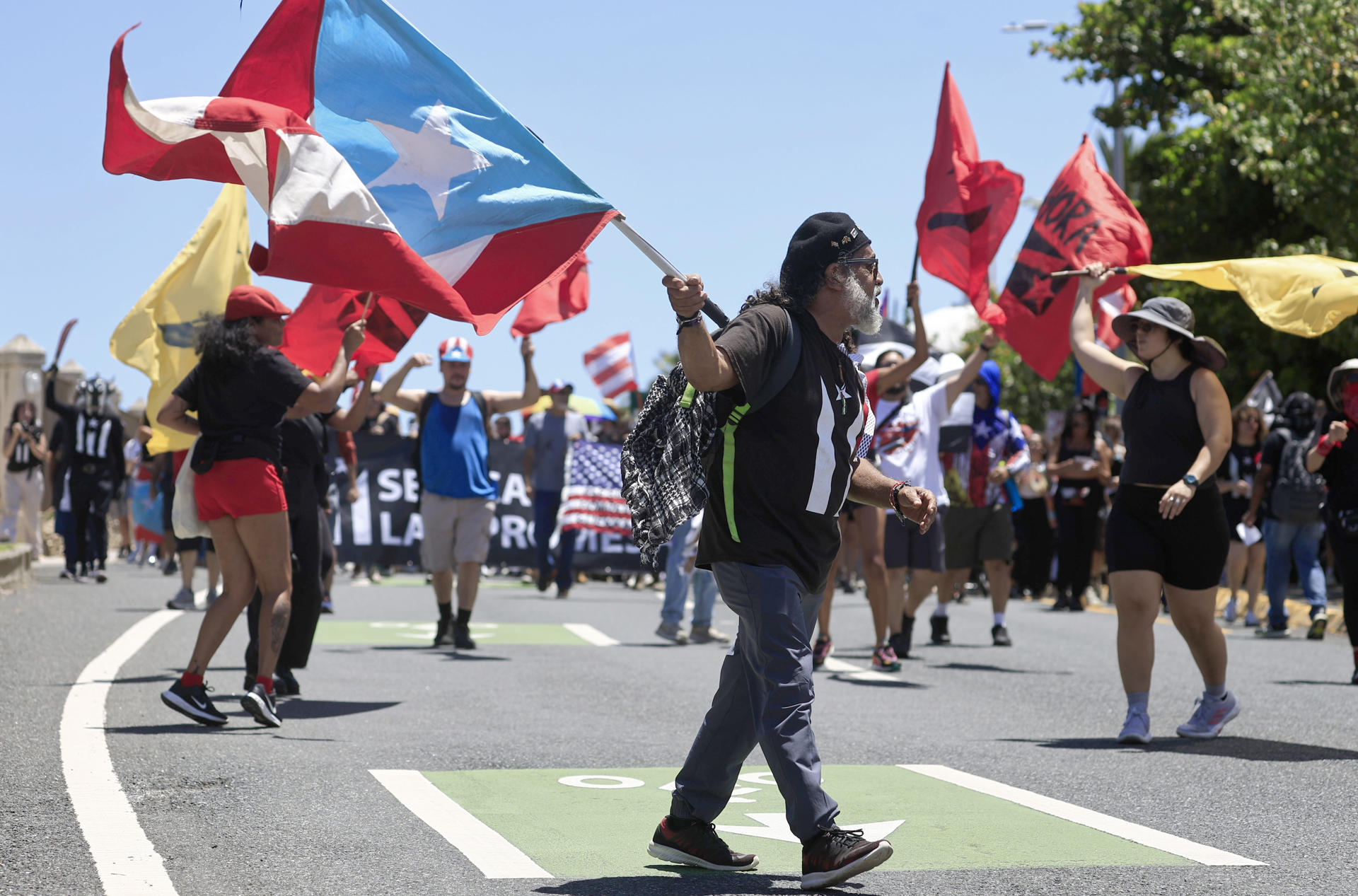 Personas participan este domingo durante una marcha desde el capitolio para reclamar la independencia para Puerto Rico, en San Juan (Puerto Rico). EFE/Thais Llorca