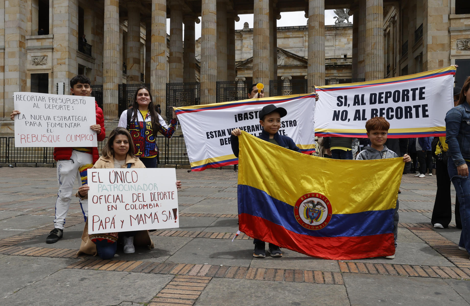 Deportistas de alto rendimiento protestan para exigir que se detengan los recortes presupuestales al deporte frente al Congreso de Colombia, en Bogotá (Colombia). EFE/ Mauricio Dueñas Castañeda