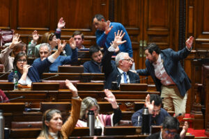 Diputados reaccionan durante una sesión en la Cámara Baja este martes, en Montevideo (Uruguay). EFE/ Federico Gutiérrez