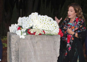 Ofrenda floral de Estrella Morente en el Homenaje a Federico García Lorca en su 89 aniversario de su muerte y a todas las víctimas del franquismo hoy domingo en Alfacar. EFE/Pepe Torres.