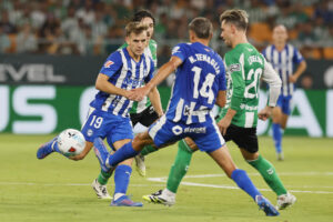 El centrocampista del Alavés Pablo Ibañez (i) durante el partido de LaLiga EA Sports entre el Real Betis y el Alavés, este viernes en el estadio de la Cartuja. EFE/ José Manuel Vidal
