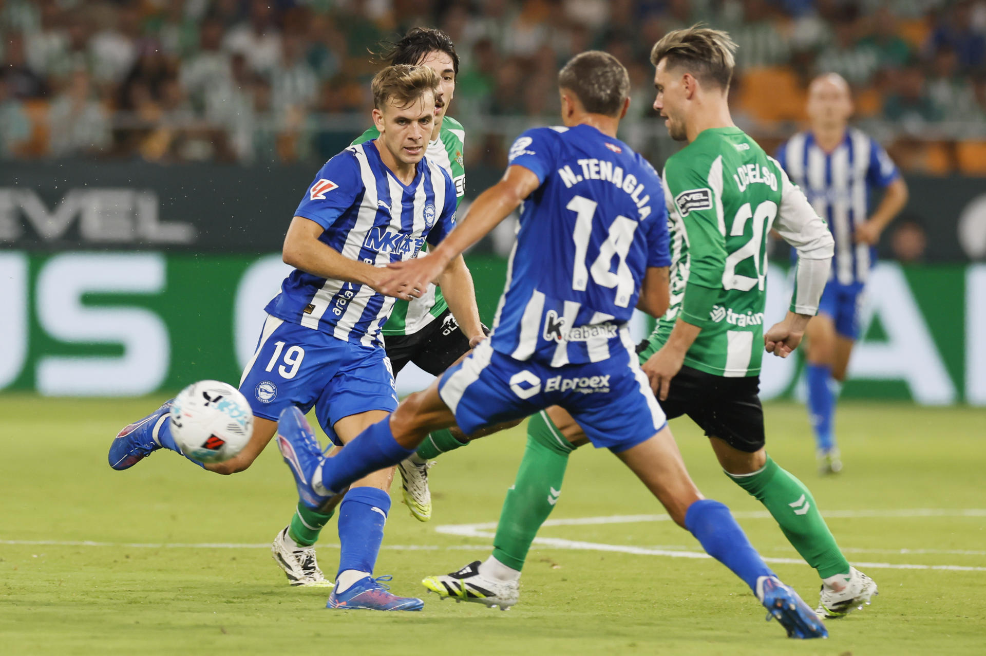 El centrocampista del Alavés Pablo Ibañez (i) durante el partido de LaLiga EA Sports entre el Real Betis y el Alavés, este viernes en el estadio de la Cartuja. EFE/ José Manuel Vidal
