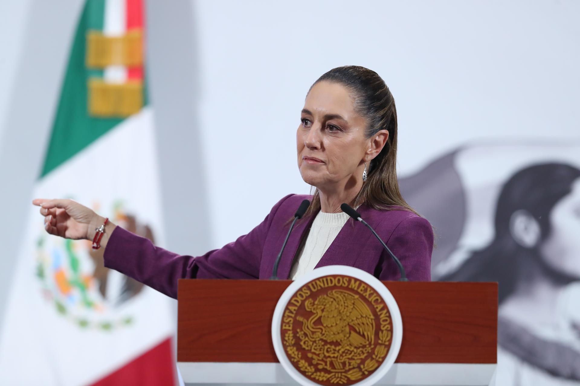 La presidenta de México, Claudia Sheinbaum, habla en una rueda de prensa este jueves, en el Palacio Nacional de la Ciudad de México (México). EFE/ Mario Guzmán
