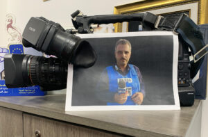 Foto archivo. -Consternados pero con voluntad de seguir informando, los reporteros del canal público palestino Palestine TV van sumando muertos por los bombardeos de Israel sobre Gaza. El último fue Mohamed Abu Hatab (en la fotografía central), conocido periodista tras 20 años apareciendo en pantalla, cuya casa fue atacada "deliberadamente" por las fuerzas israelíes.- EFE/Joan Mas Autonell
