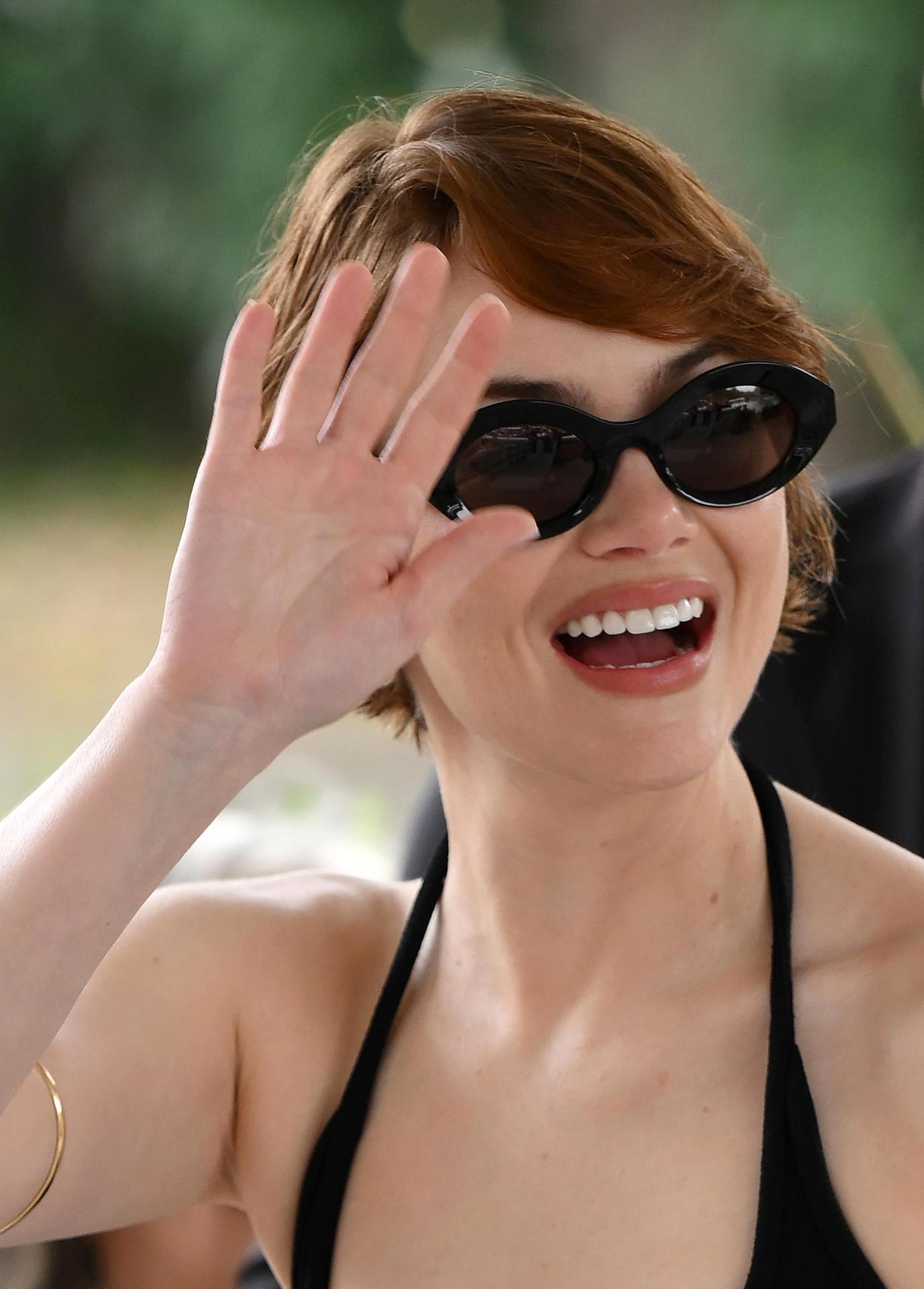 La actriz estadounidense Emma Stone llega a la playa del Lido para el Festival Internacional de Cine de Venecia, en Venecia, Italia, 28 de agosto de 2025. La 82ª edición del Festival de Cine de Venecia se celebra del 27 de agosto al 6 de septiembre de 2025. (Cine, Cine, Italia, Venecia) EFE/EPA/ETTORE FERRARI