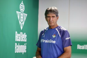 El entrenador chileno del Real Betis, Manuel Pellegrini, a su llegada a la rueda de prensa ofrecida tras el entrenamiento de su plantilla realizado este jueves en el estadio de La Cartuja en Sevilla, donde el primer equipo disputará sus partidos ya desde la temporada 2025/26 hasta la finalización de las obras en Heliópolis. EFE/José Manuel Vidal