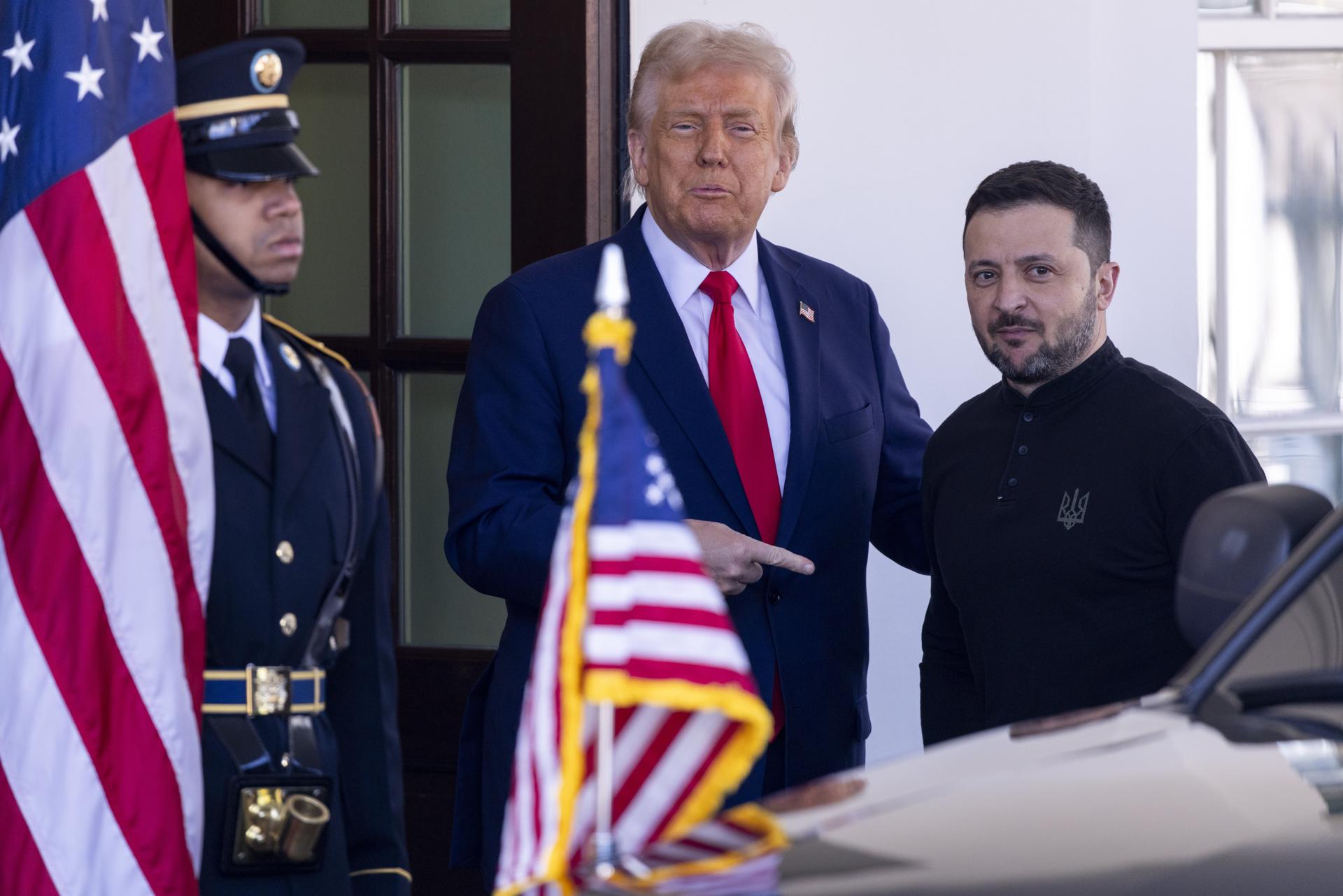 Fotografía de archivo, tomada el pasado 28 de febrero, del presidente de Estados Unidos, Donald Trump (c), al recibir a su homólogo ucraniano, Volodímir Zelenski (d), en la Casa Blanca, en Washington DC (EE.UU.). EFE/Shawn Thew