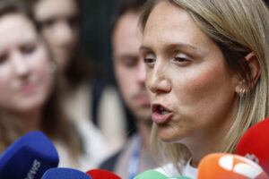 La vicesecretaria de Coordinación Sectorial del PP, Alma Ezcurra, realiza declaraciones a los medios de comunicación a las puertas de la sede del partido en la calle Génova, Madrid. EFE/ Mariscal