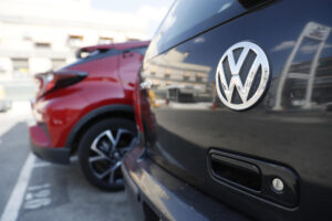 Imagen de archivo de un logo de un coche Volkswagen en un concesionario en Madrid. EFE/ Mariscal
