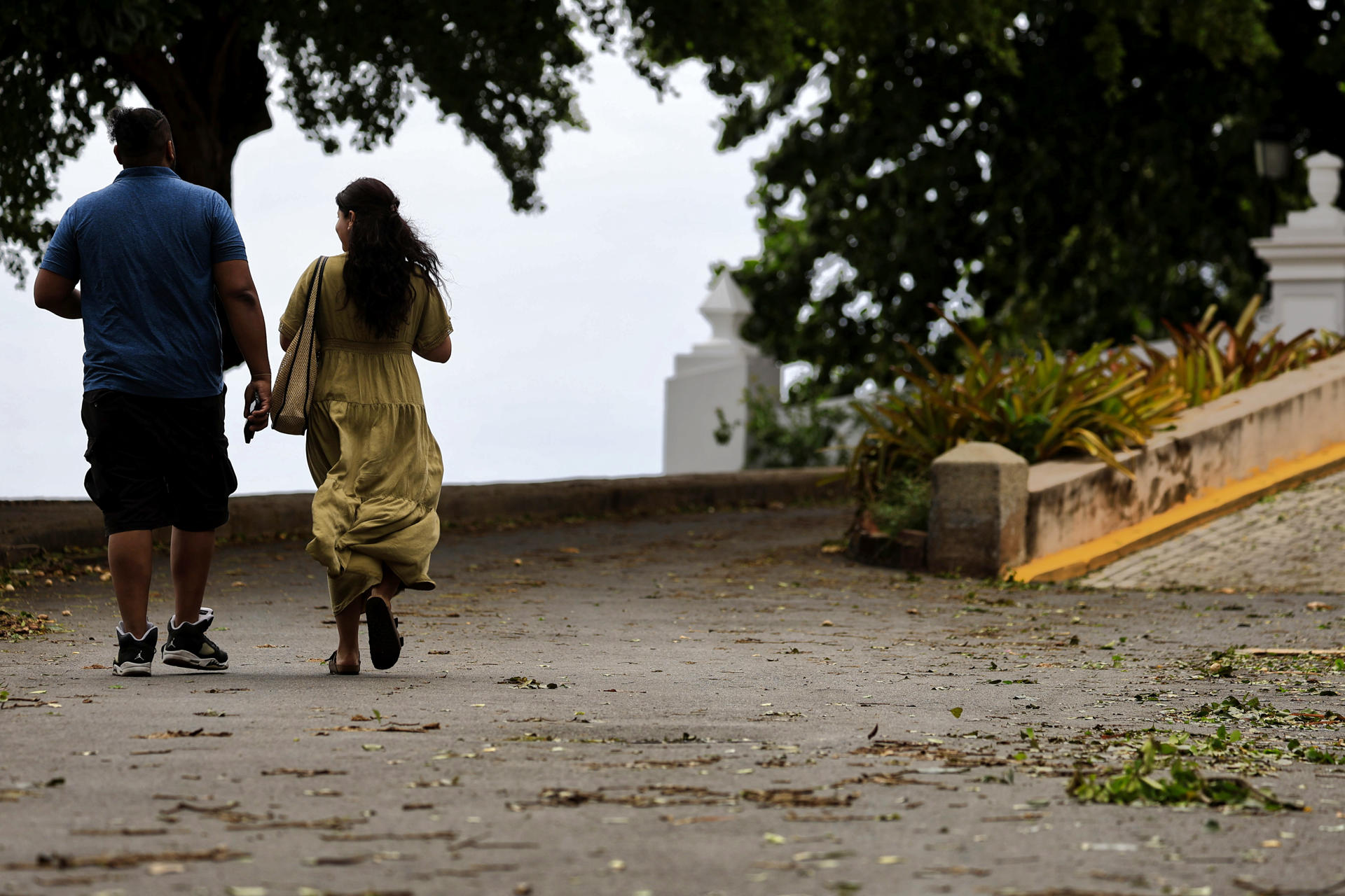 Personas caminan por el viejo San Juan este domingo, en San Juan (Puerto Rico). EFE/ Thais Llorca