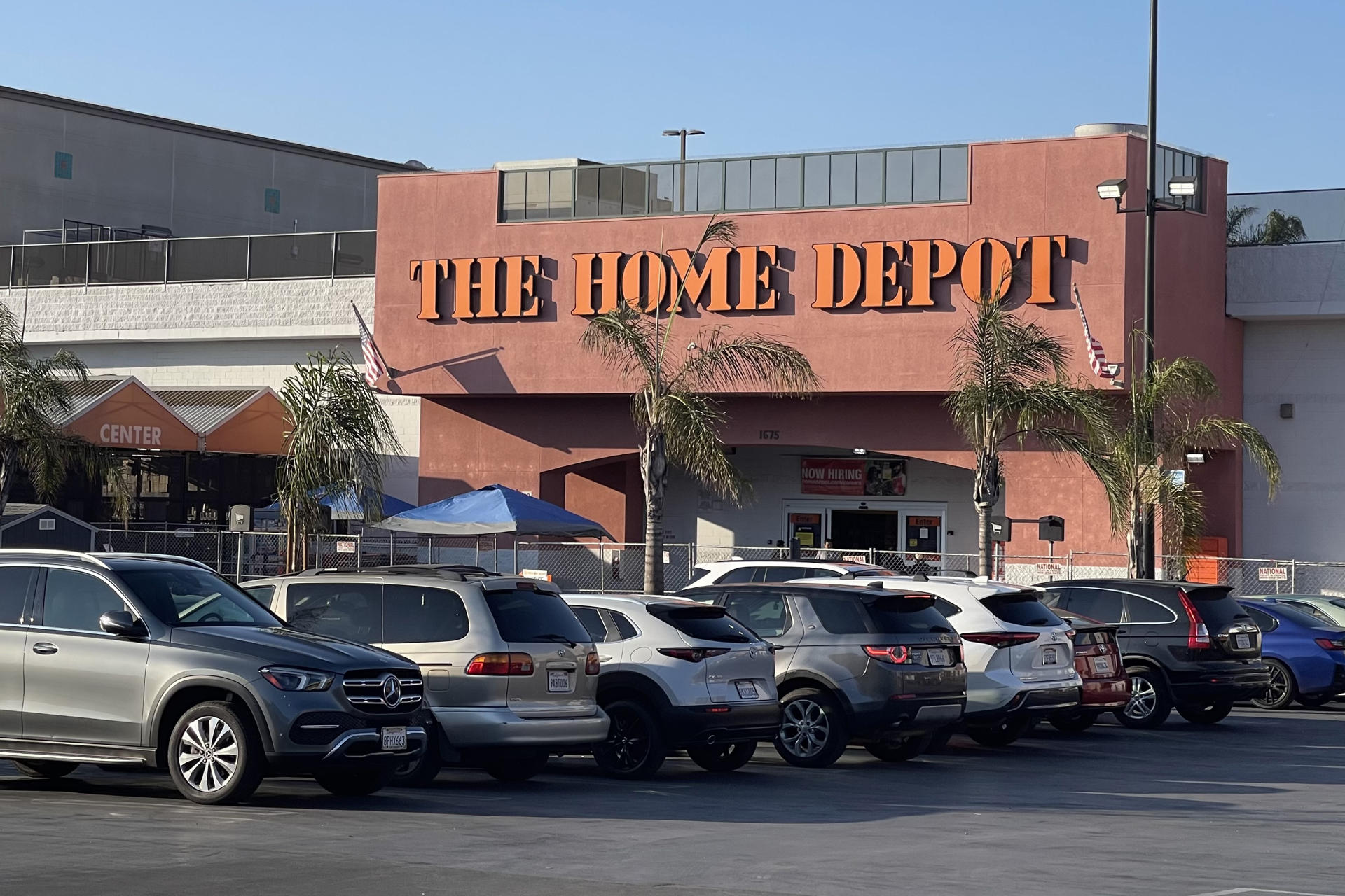Fotografía de la fachada de la tienda The Home Depot del vecindario Westlake este sábado, en el centro de Los Ángeles (EE.UU.). EFE/Ana Milena Varón