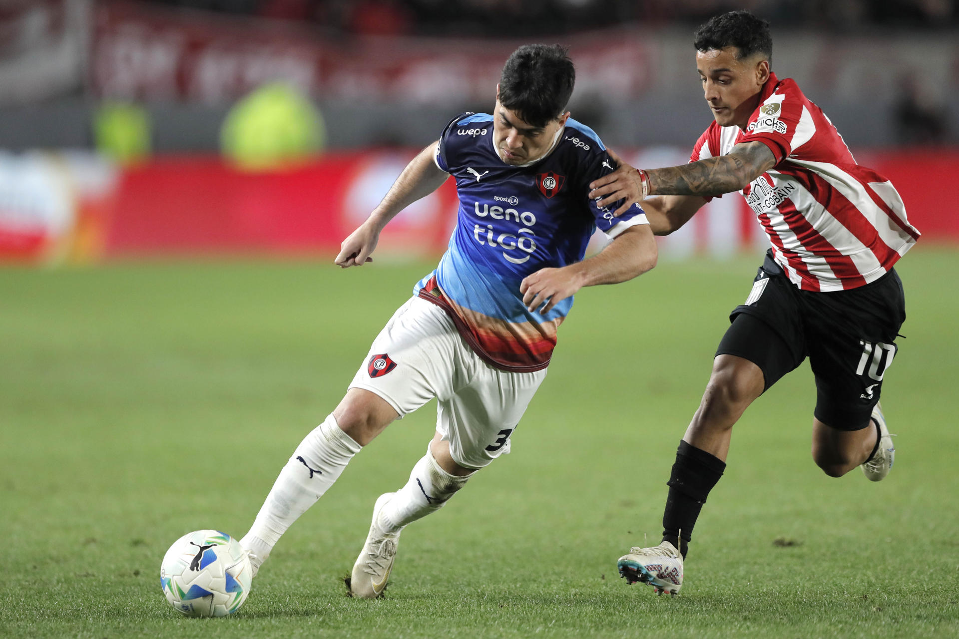 Tiago Palacios (d) de Estudiantes disputa un balón con Matías Pérez de Cerro en un partido de los octavos de final de la Copa Libertadores. EFE/ Demian Alday Estevez
