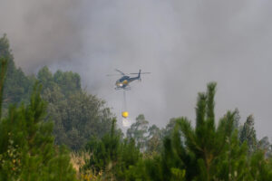 Un helicóptero realiza labores de extinción en un incendio en Penagundín, en Melide (A Coruña), el pasado día 15. EFE/ Xurxo Martínez