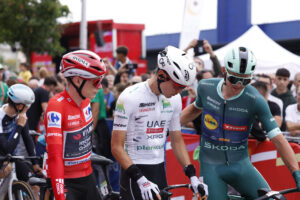 El líder de la general de La Vuelta a España, el danés Jonas Vinegaard (i), del equipo Visma-Lease a Bike, conversa con el ciclista español Juan Ayuso (c), del UAE Team Emirates XRG, con el maillot blanco al mejor corredor joven, y con el líder de la clasificación por puntos, el danés Mads Pedersen (d), del equipo Lidl-Trek, antes de darse la salida de la sexta etapa de La Vuelta a España, este jueves, en Olot, en la primera etapa de montaña con un recorrido de 171 kilómetros entre Olot (Girona) y Pal (Andorra). EFE/ Javier Lizón