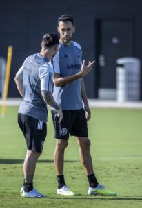 Fotografía de archivo  del centrocampista español Sergio Busquets (d) y del delantero argentino Lionel Messi, que este miércoles fueron protagonistas de la clasificación del Inter Miami para la final de la Leagues Cup tras derrotar de remontada por 3-1 al Orlando City con un doblete del Diez. EFE/CRISTOBAL HERRERA-ULASHKEVICH
EFE/EPA/CRISTOBAL HERRERA-ULASHKEVICH